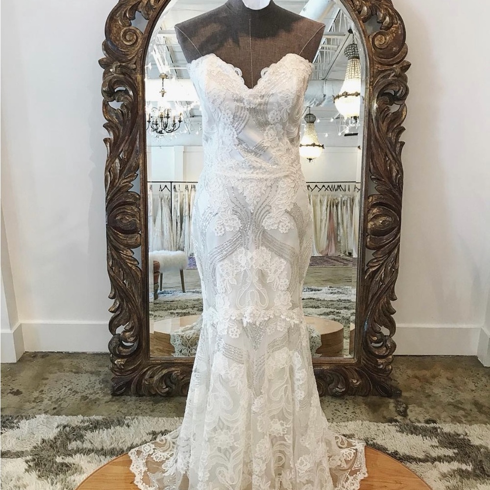 Elegant Lace Strapless Wedding Dress